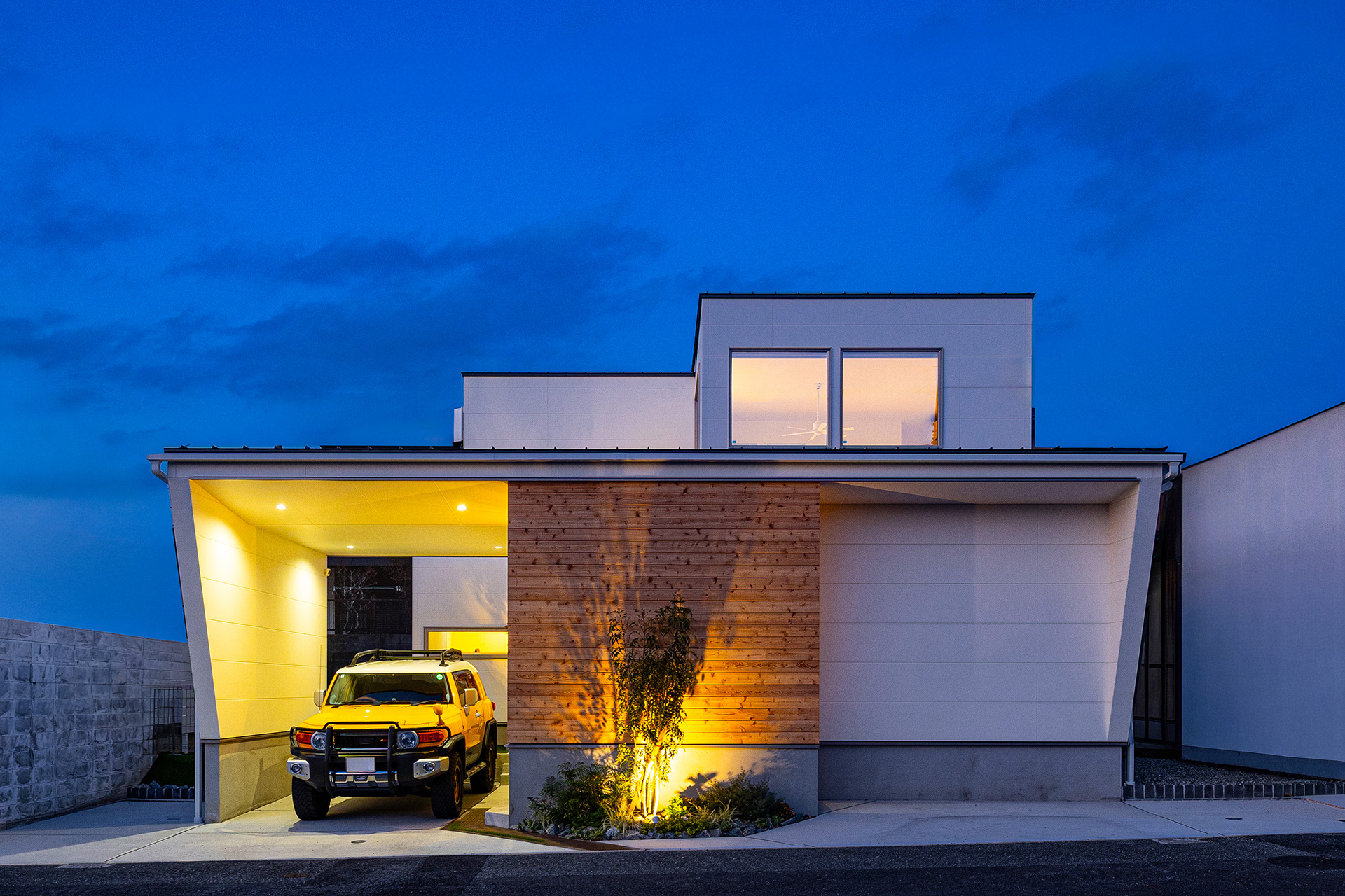 光を取り込む、ガレージのある家