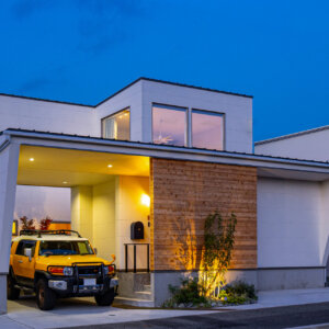 降り注ぐ光と抜け感のある家